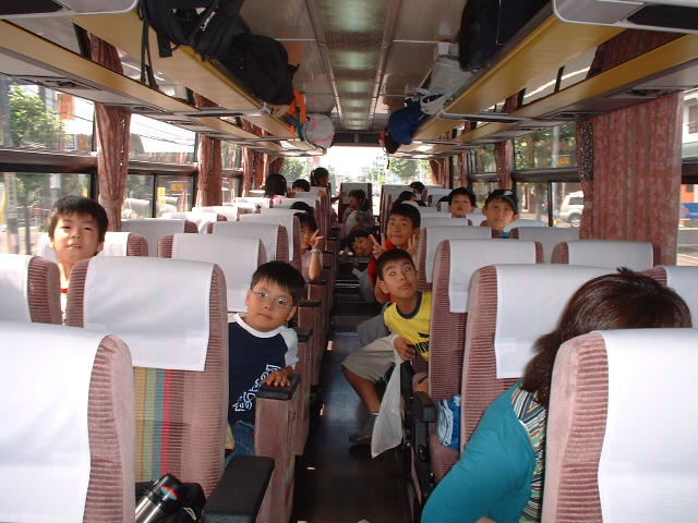 04年イングリッシュサマーキャンプ行きのバス車中の様子