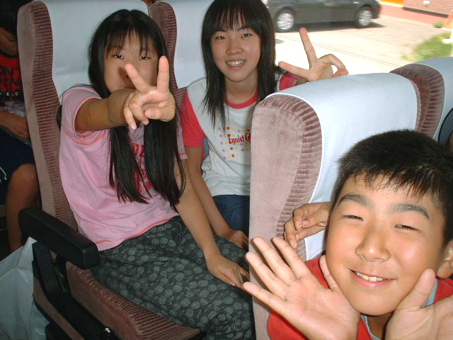 04年イングリッシュサマーキャンプ行きのバス車中の様子