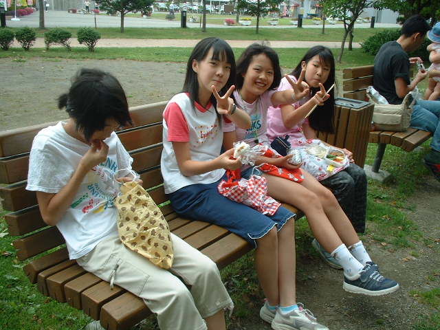 千歳サケ科学館前公園で昼食